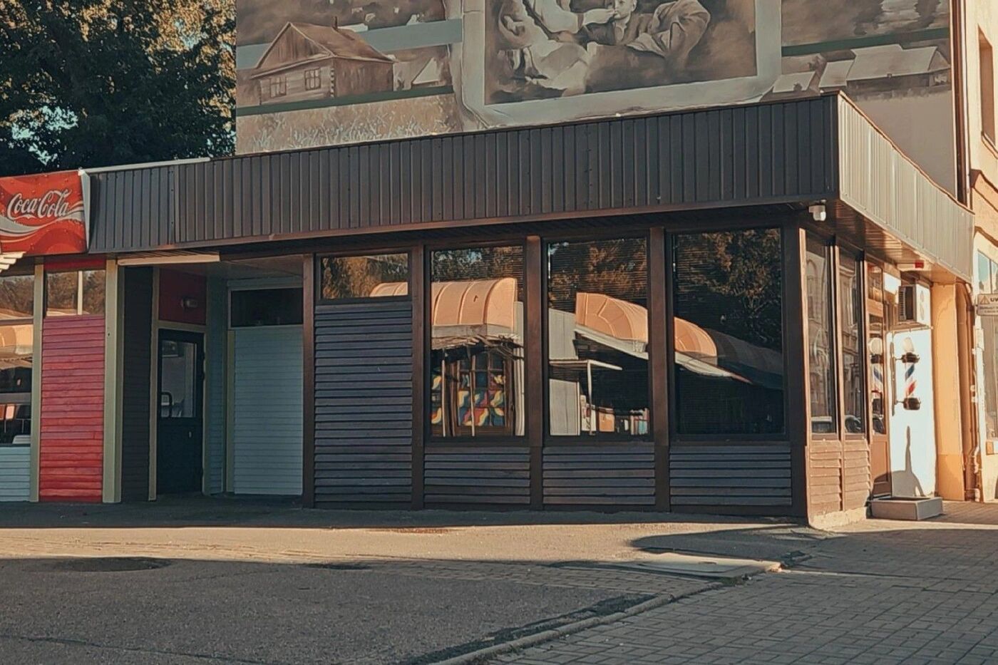 Budynek salonu Most Wanted Barbershop od strony placu Wolności