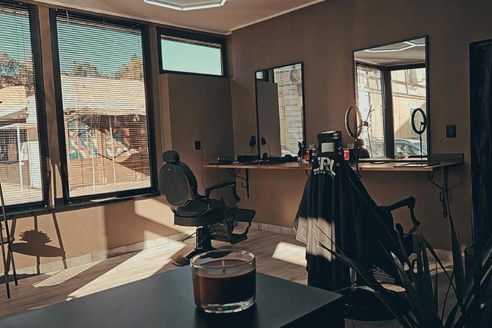 Wnętrze salonu Most Wanted Barbershop — fotel barberski i stanowiska przy lustrach