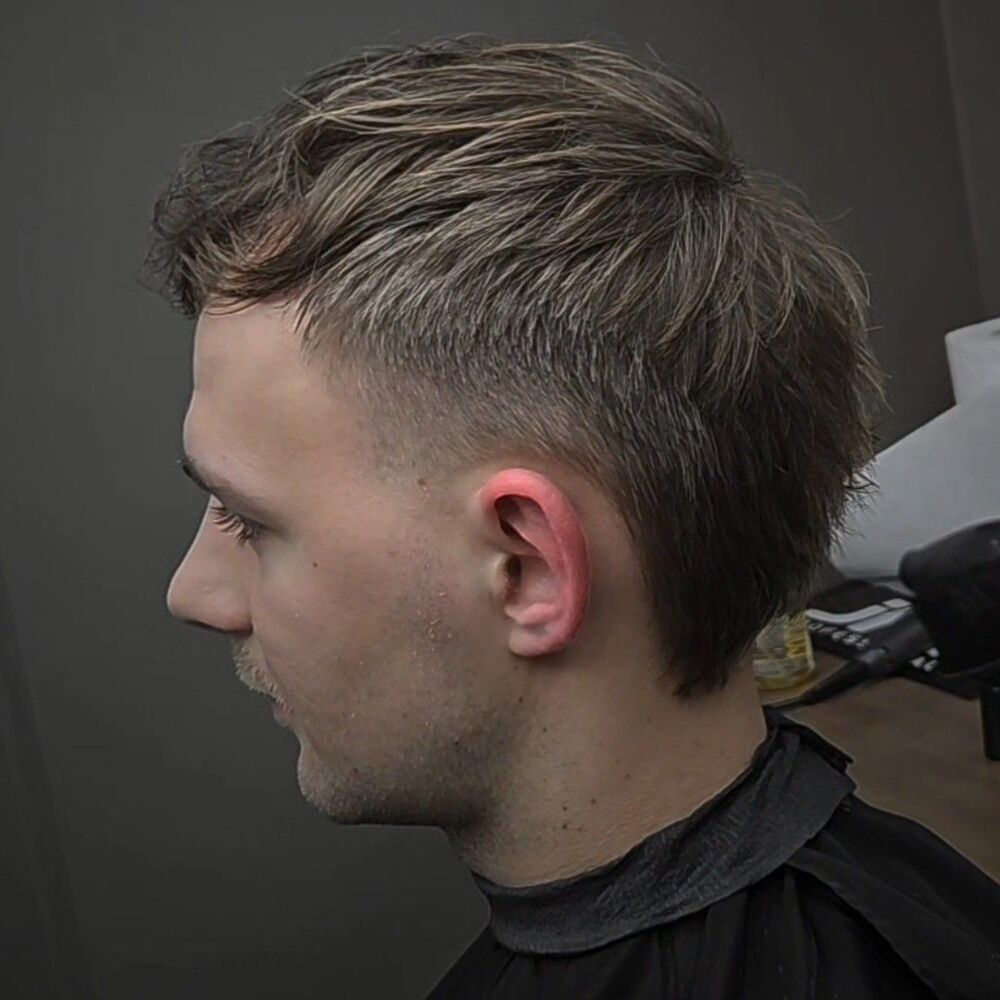 Klasyczne strzyżenie z naturalną teksturą i low fade