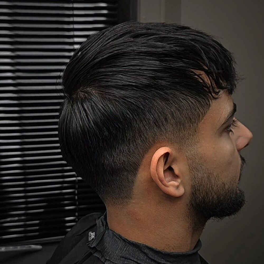 Dłuższa forma z opadającą grzywką i taper fade